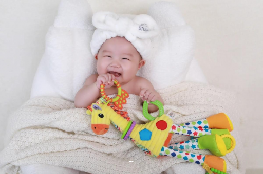 恩施四个月宝宝揉眼睛